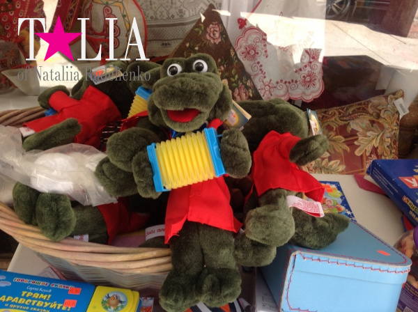 Чебурашка! Только здесь можно купить этого персонажа. По-моему, в странах СНГ, такую игрушку уже лет 20 не найти.